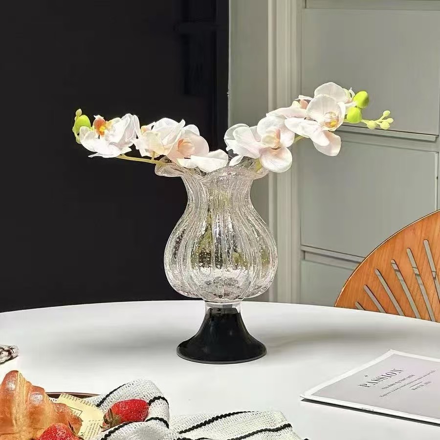 Erilaisia ​​omituisen muotoisia lasimaljakoita