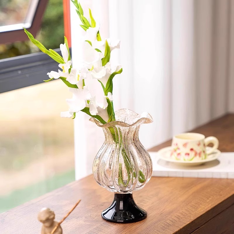 Ylellinen kullanvärinen vintage-tyylinen korkea lasimaljakko