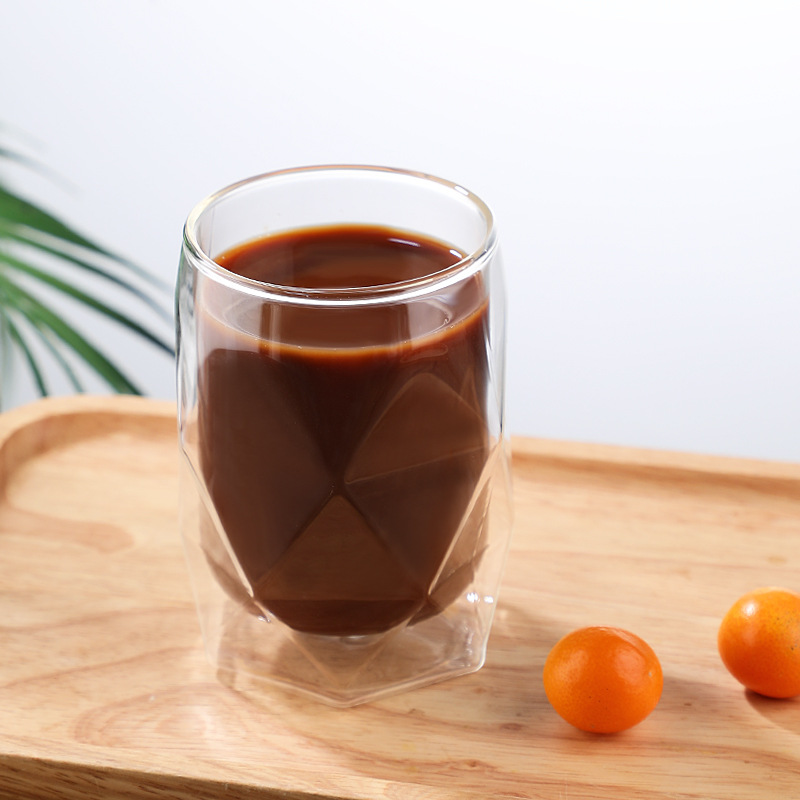 Yksinkertainen lämmönkestävä kaksiseinäinen eristetty lasikuppi